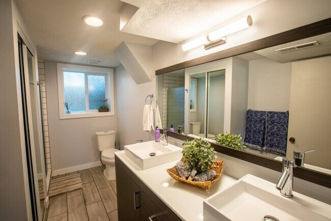 Building Photo - 1416 E Hollow Dale Dr