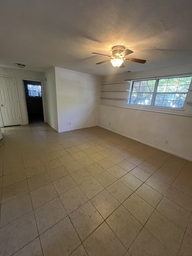 Primary Photo - 409 N Main St