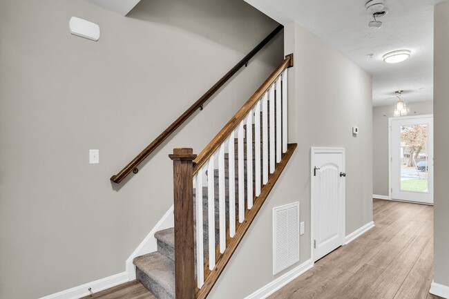 Building Photo - Beautiful 3 bedroom, 2.5 bath townhouse available!