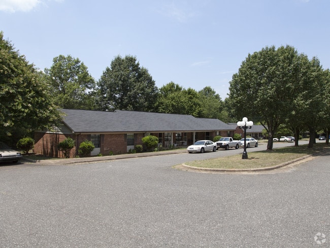 Primary Photo - Colonial Manor Apartments