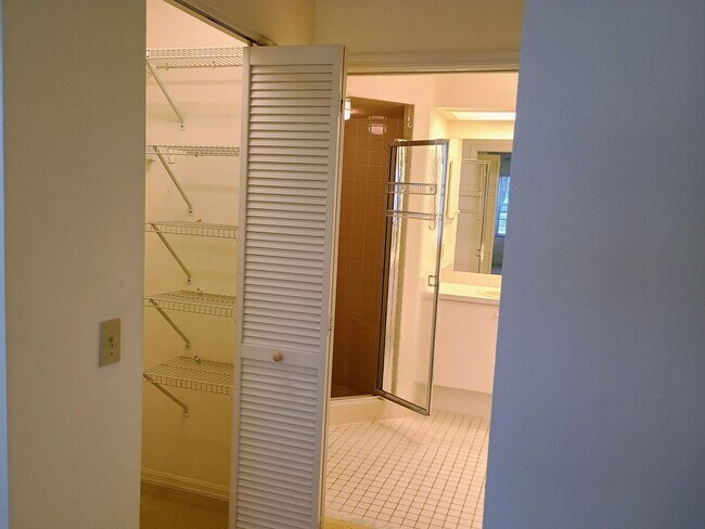 Building Photo - 2 bedroom 2 bathroom Large House for rent ...