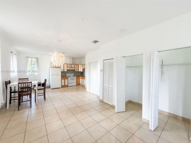 Building Photo - 404 NE 27th St