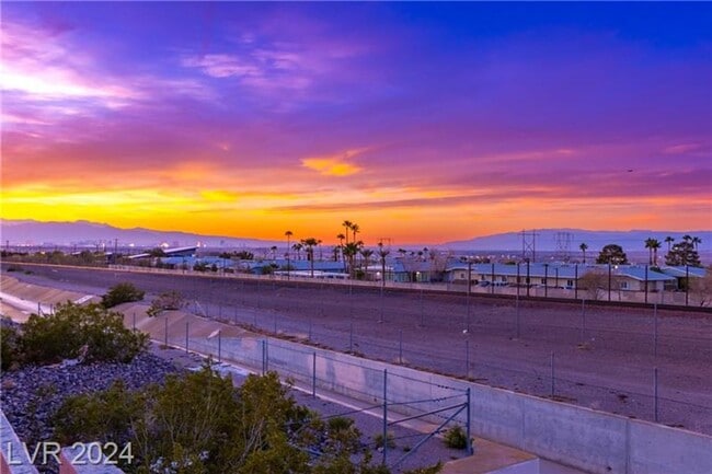 Building Photo - Elevated Desert Living with Strip & Mountain Views – Fully Furnished 6-Bedroom Retreat!