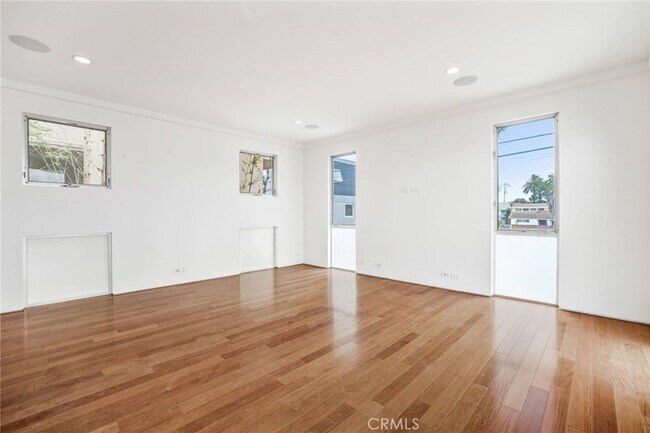 Building Photo - 419 Venice Way