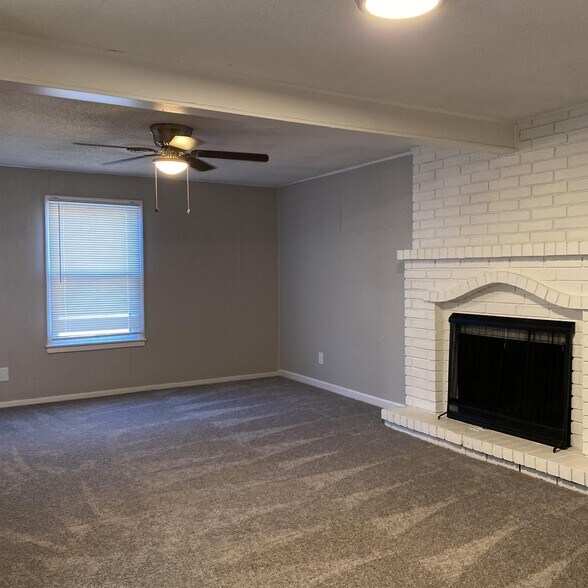 Building Photo - 332 N Cedar Ave