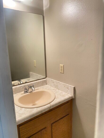 Building Photo - 1408 Christy Dr