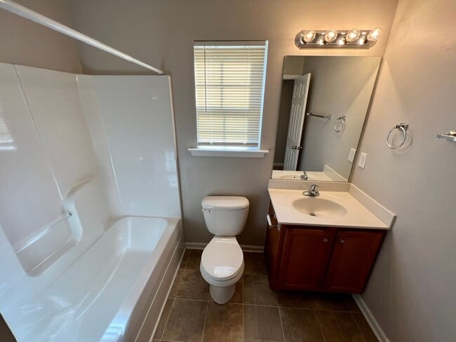 Building Photo - 3 Bed 2 Bath with Bonus in North Blackman Area