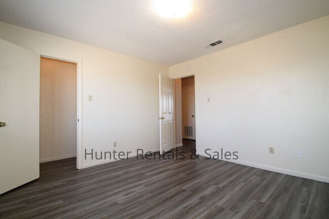 Building Photo - 2601 Bermuda Dr