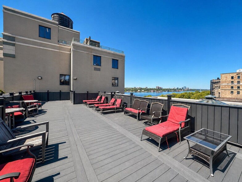 Building Photo - 323 W 96th St