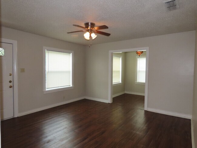 Building Photo - Charming 3 Bedroom, 2 Bath Home w/Den!