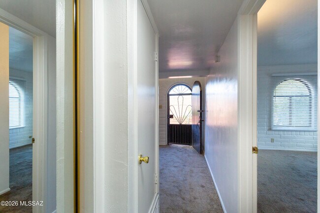 Building Photo - 565 N Macnab Dr