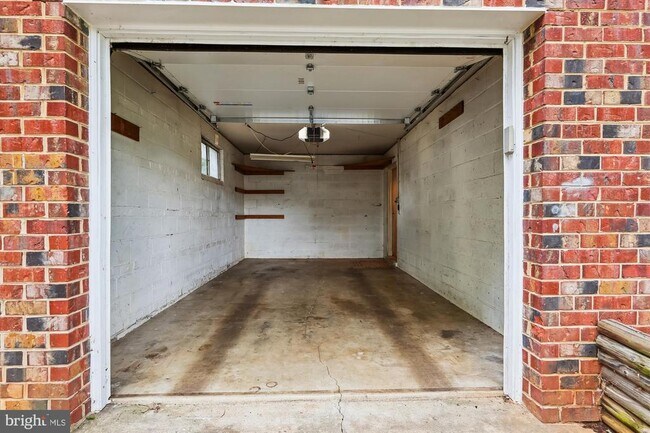 Building Photo - 10004 Dalroy Ct