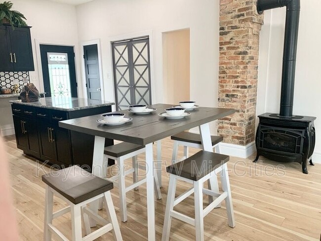 Building Photo - 1512 W Twelfth St