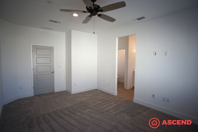 Building Photo - Stunning 5BD/4BA Home in Gossamer Grove — Solar, Modern Finishes, Nearly 3,000 Sq Ft & Pets Welcome!