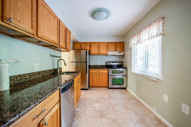 Building Photo - Renovated townhouse backing to trees with loads of privacy!