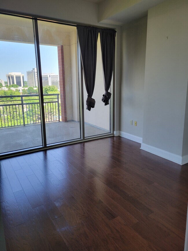 Building Photo - 701 Royal Ct