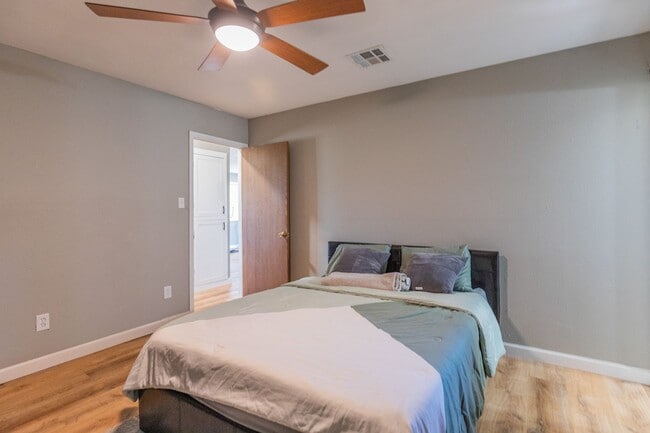 Building Photo - Beautiful 3 Bed 2 Bath - Gorgeous Views & Fenced in Backyard!