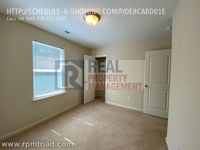 Building Photo - 3 Bedroom / 2.5 Bath Home Available Now!