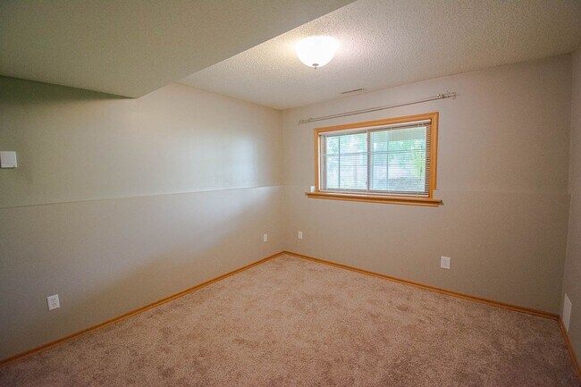 Building Photo - Pet friendly Country Club Manor home with fenced yard!
