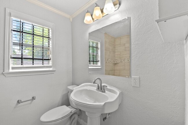 Building Photo - 3718 Dreyfus St