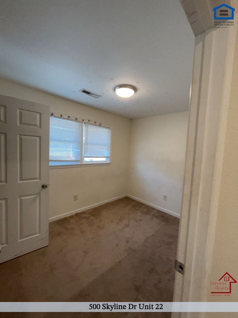 Building Photo - 500 Skyline Dr