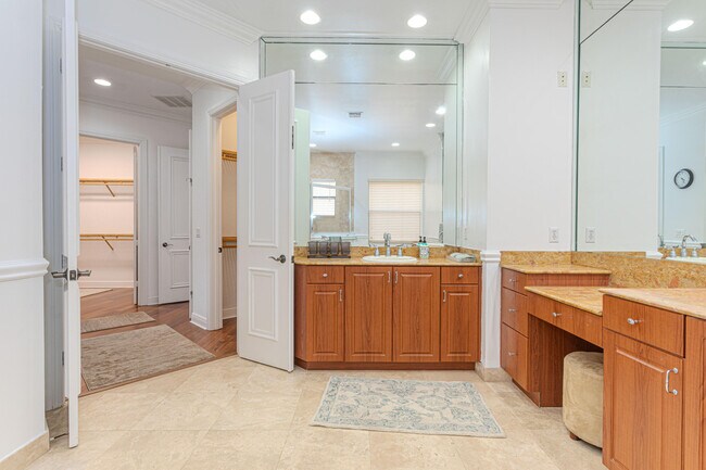 Building Photo - 10703 Versailles Blvd