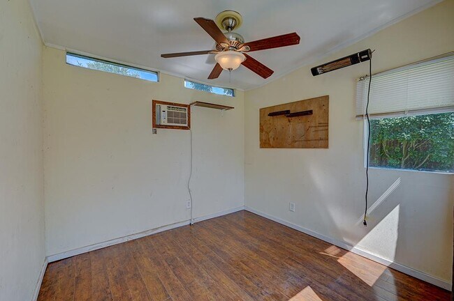 Building Photo - 806 Westwood Dr