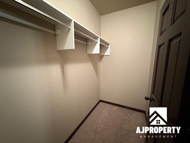 Building Photo - 9402 W Broek Dr