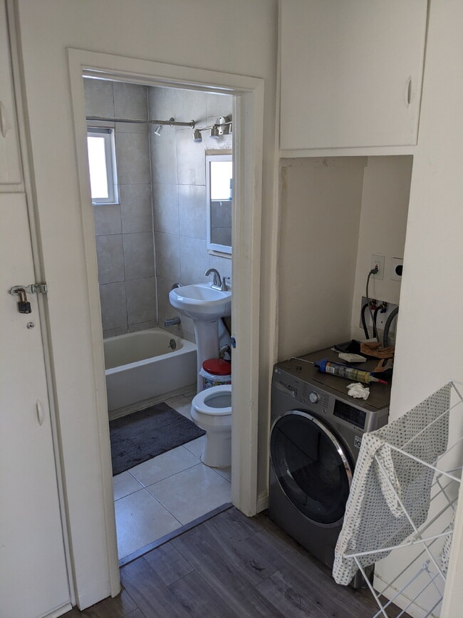 Building Photo - Beachy, Upgraded 1 Bed / 1 Bath – Just 49 ...