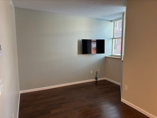 Building Photo - 1 Bedroom Steps from U of M St. Paul