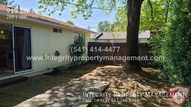 Building Photo - 919 SW Bridge St