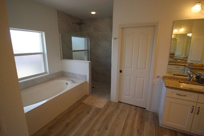 Building Photo - 450 Sorrento Ct