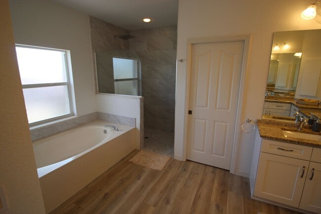 Building Photo - Short Term Rental ** Available 11/1/25 ** ...