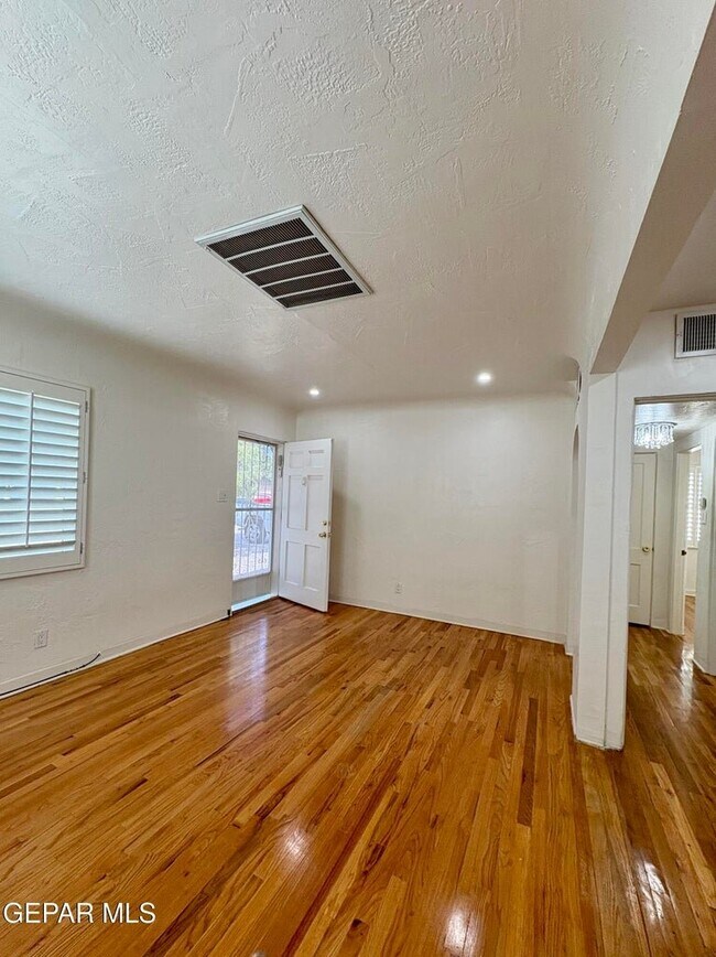 Building Photo - 4628 Clifton Ave