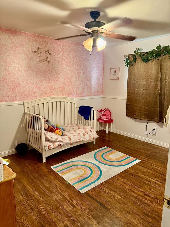 Building Photo - Explore this attractive property in Bakersfield, featuring 3-bedroom and 1.75 -bathrooms - Availa...