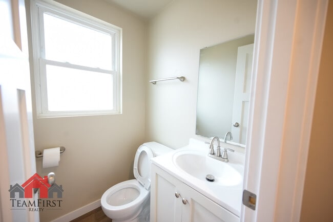 Building Photo - 2022 Terry Ln