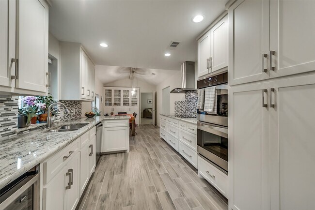 Building Photo - 6931 Echo Bluff Dr