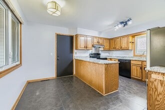 Building Photo - 815 Lakeview Dr