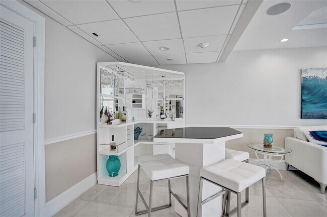 Building Photo - 1150 Hillsboro Mile