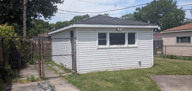 Building Photo - 14738 Blackstone Ave
