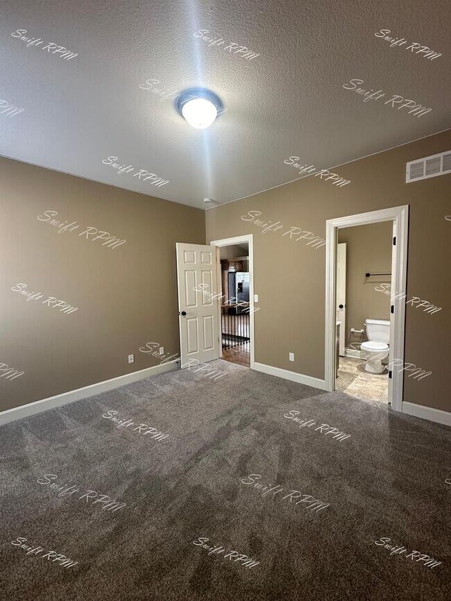 Building Photo - 9030 Meadow View Dr