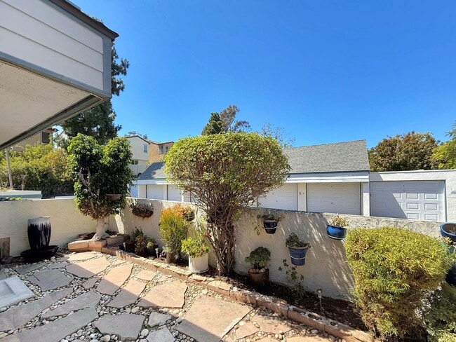 Building Photo - SD: Bright 2BD/2BA Condo in Vista with Community Pool, Private Patio & In-Unit Laundry