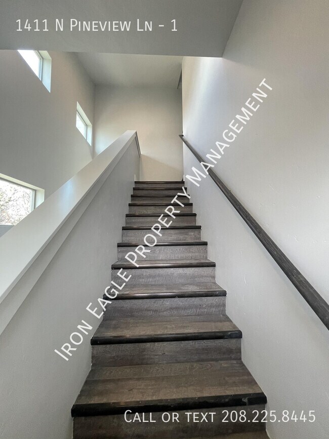 Building Photo - 1411 N Pineview Ln
