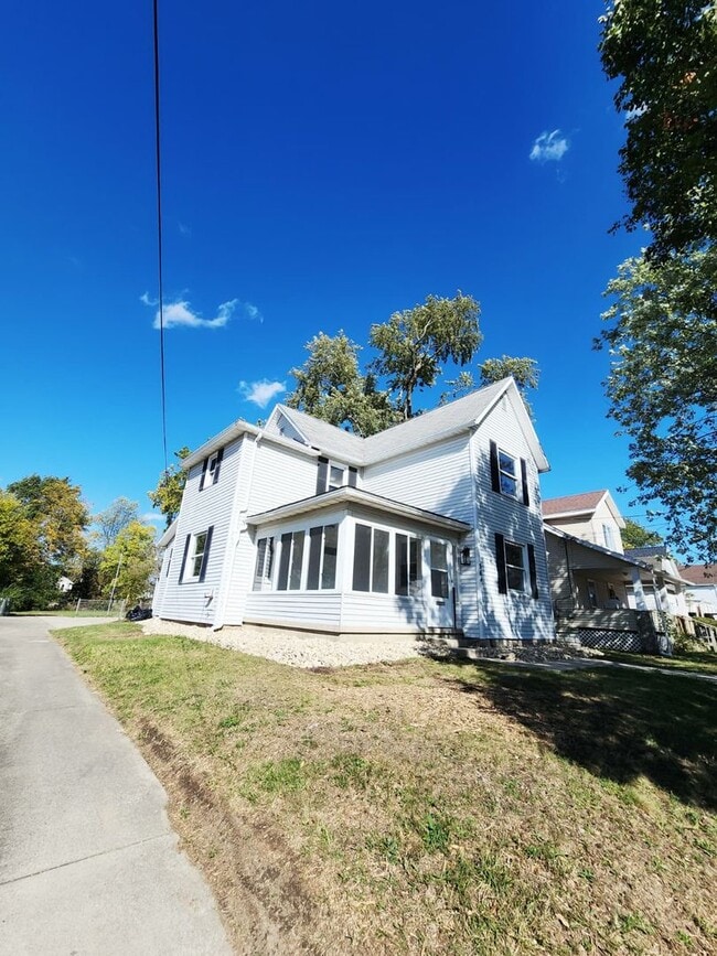 Building Photo - 564 Haller St