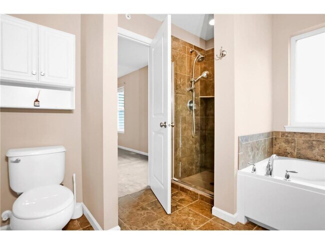 Building Photo - Rare 3 bed 4 bath updated almost 2300 sf townhouse in Woodbury!