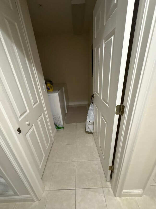 Building Photo - SPECIAL $500 off 1st MONTHS RENT-Lakeview Elegance in Porto Vista — Fully Furnished! 2 Bed / 2 Ba...