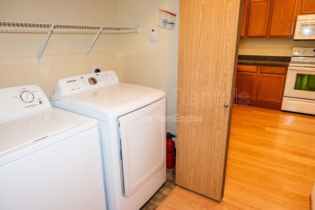 Building Photo - 1208 Burnside Pl