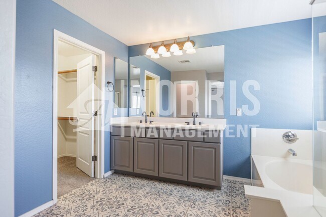 Building Photo - Beautiful Two-Story Home Located in Missio...