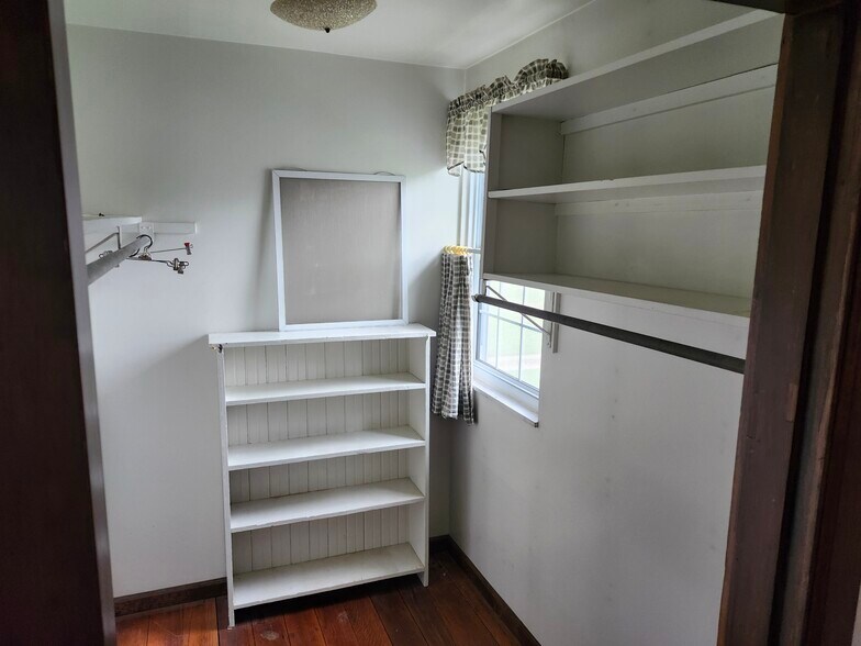 Walk in closet - 1073 Highview Dr