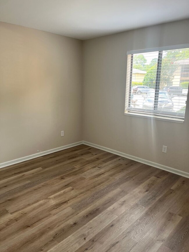 Building Photo - Condo in great location